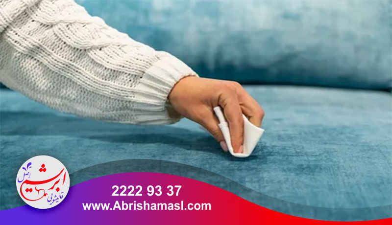 لک شکلات روی مبل