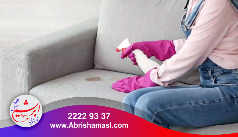 پاک کردن لکه خون از مبل